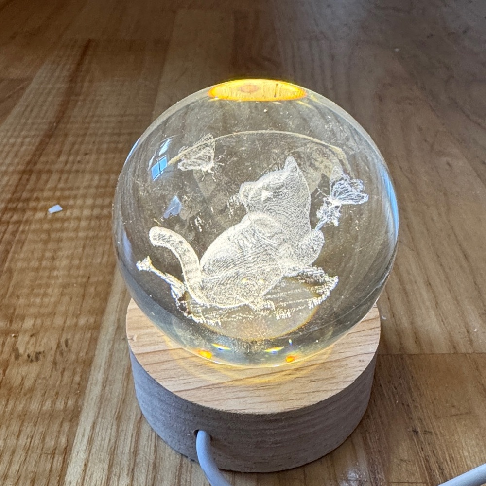 Charming 3D Cat & Butterfly Crystal Ball Night Light - USB Powered, wood base - Picture 3 of 3